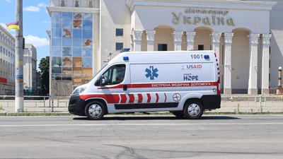Авто швидкої допомоги у середмісті Херсона