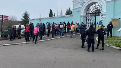 Біля Успенського собору на Волині відбулася акція протесту проти УПЦ МП Біля Успенського собору на Волині відбулася акція протесту проти УПЦ МП