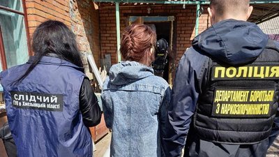 В організації виробництва наркотиків підозрюють 30-річну жительку одного із сіл Хмельницького району. Фото: ГУ НП у Хмельницькій області В організації виробництва наркотиків підозрюють 30-річну жительку одного із сіл Хмельницького району. Фото: ГУ НП у Хмельницькій області