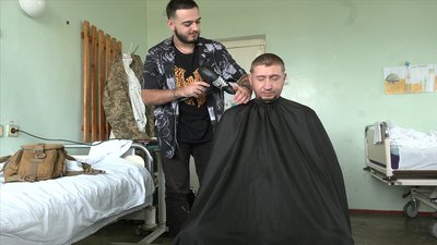 На Черкащині перукарі безоплатно роблять стрижки пораненим захисникам На Черкащині перукарі безоплатно роблять стрижки пораненим захисникам
