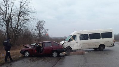 У Запорізькій області маршрутка та легковик потрапили в ДТП. Загинула жінка У Запорізькій області маршрутка та легковик потрапили в ДТП. Загинула жінка