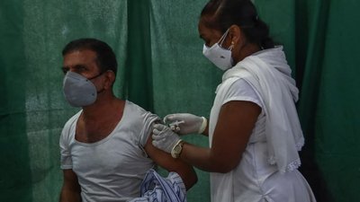 Індія вирішила вакцинувати все доросле населення через поширення COVID-19