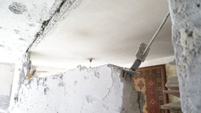Правило двох стін врятувало від обстрілів подружжя в Чугуєві на Харківщині: фото наслідків Правило двох стін врятувало від обстрілів подружжя в Чугуєві на Харківщині: фото наслідків