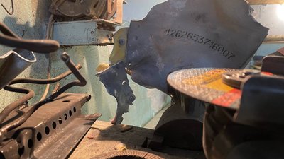 На миколаївсько-одеському виробництві виготовляють сувеніри з уламків російських літаків та ракет На миколаївсько-одеському виробництві виготовляють сувеніри з уламків російських літаків та ракет