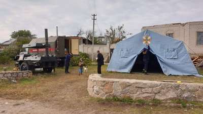 Кропивничани вивозять уламки та вкривають будинки. Третій день після смерчу Кропивничани вивозять уламки та вкривають будинки. Третій день після смерчу