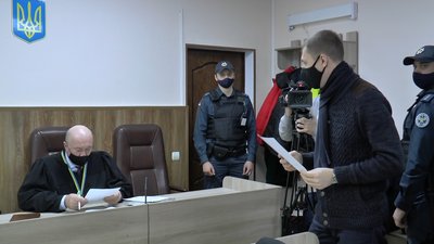 Адвокат пояснює судді, чому не прийшов його підзахисний Адвокат пояснює судді, чому не прийшов його підзахисний
