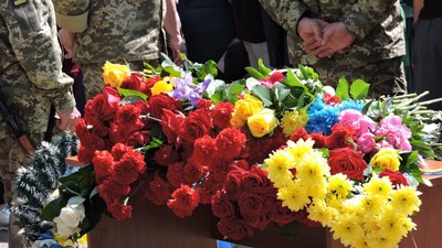 У Ромнах на Сумщині провели в останню путь лейтенанта Артема Рєзніка У Ромнах на Сумщині провели в останню путь лейтенанта Артема Рєзніка
