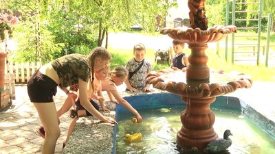 Житомирянин Борис Ящук своїми руками облаштував у дворі фонтан та музей іграшок Житомирянин Борис Ящук своїми руками облаштував у дворі фонтан та музей іграшок