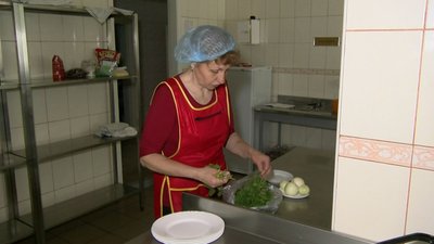 Спільна кухня та прибирання по черзі: як переселенці облаштували побут в ліцеї на Волині Спільна кухня та прибирання по черзі: як переселенці облаштували побут в ліцеї на Волині