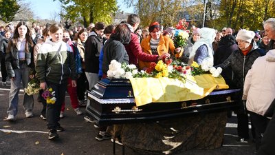 На Кіровоградщині попрощалися з чотирма захисниками, які загинули на війні з Росією На Кіровоградщині попрощалися з чотирма захисниками, які загинули на війні з Росією