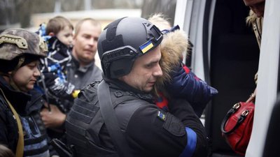 На Миколаївщині поліцейські офіцери за рік бойових дій евакуювали 2 500 людей з прифронтових громад