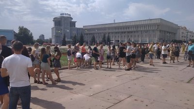 У Сумах проти закриття атракціонів мітингують працівники парків У Сумах проти закриття атракціонів мітингують працівники парків