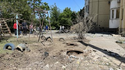 "Ми зібралися на першому поверсі між стінами. Стояли і молилися". Херсонці про обстріли в місті "Ми зібралися на першому поверсі між стінами. Стояли і молилися". Херсонці про обстріли в місті