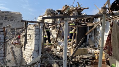 "Двері вибило, ворота. Стелю провалило, вікон немає". Російські війська вдарили ракетами по Дніпру, загинуло 4 людини "Двері вибило, ворота. Стелю провалило, вікон немає". Російські війська вдарили ракетами по Дніпру, загинуло 4 людини