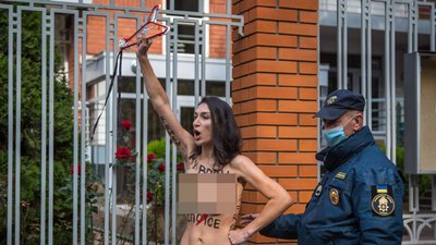 Заборона абортів у Польщі: активістка FEMEN роздяглась під посольством в Одесі