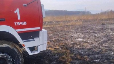 На Закарпатті згоріло понад чотири гектари сухої трави