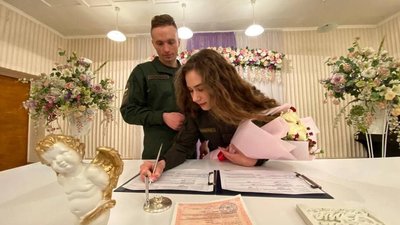 Три весілля в один день. У Дніпрі одружилися військові Нацгвардії