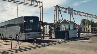 Близько 100 машин очікують оформлення на закарпатському КПП "Тиса"