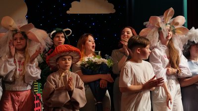 Трилогія зцілення: на франківській сцені презентували музичну виставу "Планета радості" Трилогія зцілення: на франківській сцені презентували музичну виставу "Планета радості"