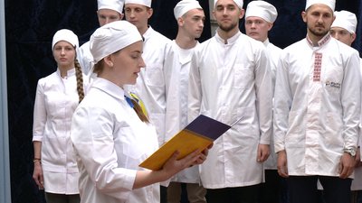 Студенти-медики релокованого в Рівне вишу склали військову присягу Студенти-медики релокованого в Рівне вишу склали військову присягу