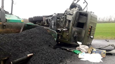 У Новоархангельському районі військова машина в'їхала в бригаду дорожників. Двоє загинули