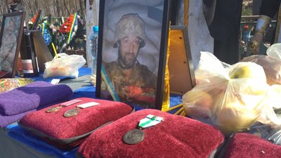 В один день народились, в один день загинули. У Кропивницькому попрощались з братами-військовими В один день народились, в один день загинули. У Кропивницькому попрощались з братами-військовими