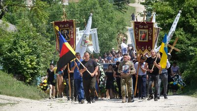На Тернопільщині в останню дорогу провели бійця Олега Стахіва На Тернопільщині в останню дорогу провели бійця Олега Стахіва