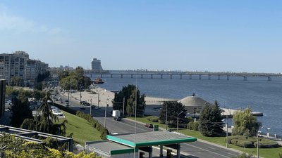 Вид на Дніпро, вид на набережну, оглядовий майданчик у парку Шевченка, місто Дніпро