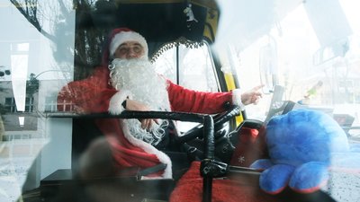 "Із бородою і у костюмі Санти". Вінницький водій маршрутки вітає містян "Із бородою і у костюмі Санти". Вінницький водій маршрутки вітає містян