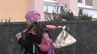 У Черкасах учениця поклала книжки в хустку У Черкасах учениця поклала книжки в хустку