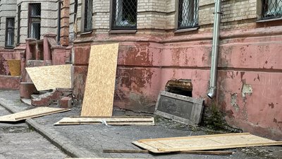 В Індустріальному районі Харкова прибирають наслідки обстрілу, який забрав життя двох людей