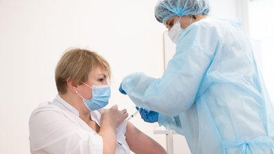 За два дні на Закарпатті вакцинували 44 лікарів замість анонсованих 70