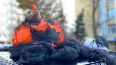 У Миколаєві водійка таксі прикрасила свою автівку до Геловіну У Миколаєві водійка таксі прикрасила свою автівку до Геловіну