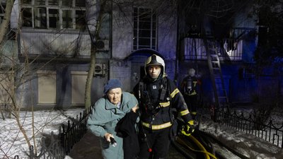 Рятувальники виводять людей з будинку у Голосіївському районі Києва, де спалахнула пожежа