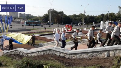 У центрі Сум на новий флагшток підняли прапор України (ФОТО) У центрі Сум на новий флагшток підняли прапор України (ФОТО)