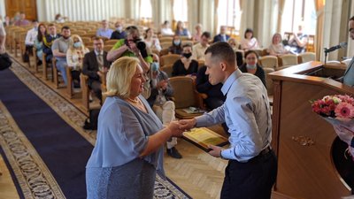 "Для фотографії": Кучер відповів, чому був без маски на деяких заходах