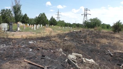 Обстріли села Приморське на Запоріжжі: російські окупанти знищили одну з ділянок місцевого цвинтаря