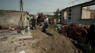 На Чернігівщині волонтери будують дім хлопчику, який продавав молоко, аби вилікувати маму. СУСПІЛЬНЕ | ВІДЕОНОВИНИ