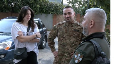 Сина Максима проводжає батько та дружина на військову службу Сина Максима проводжає батько та дружина на військову службу
