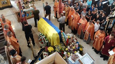 Зустрічали на колінах. На Тернопільщину привезли тіло загиблого військовослужбовця