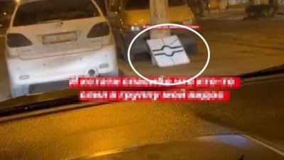 В Одесі дівчина вкрала дорожній знак та виклала це у соцмережі В Одесі дівчина вкрала дорожній знак та виклала це у соцмережі