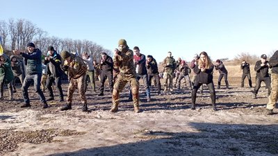 "Щоб вміти захищати свою землю". У Дніпрі понад 300 людей пройшли вишкіл із цивільної оборони