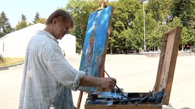 Алан Меєр малює картину