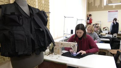 У Рівному дистанційне навчання поєднали з пошиттям жилетів для бійців