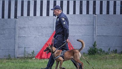 Вівчарка Атер, який служить у поліції, переміг на чемпіонаті зі службового собаківництва Вівчарка Атер, який служить у поліції, переміг на чемпіонаті зі службового собаківництва