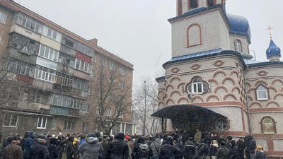 Люди зібрались біля церкви Казанської ікони Божої матері, аби проголосувати за перехід храму до ПЦУ. 04.04.2023 рік. Люди зібрались біля церкви Казанської ікони Божої матері, аби проголосувати за перехід храму до ПЦУ. 04.04.2023 рік.