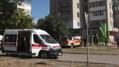 У Херсоні на чоловіка впала бетонна плита. Травмованого дістали рятувальники