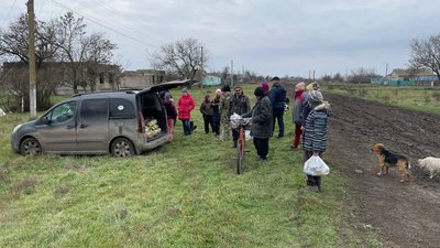 Буржуйки та продуктові набори. Волонтери доставили гуманітарну допомогу до постраждалих сіл Миколаївського району
