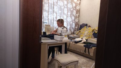 "Йому б це сподобалось": харків’янка, яка втратила чоловіка під Бахмутом, шиє одяг для поранених "Йому б це сподобалось": харків’янка, яка втратила чоловіка під Бахмутом, шиє одяг для поранених