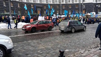 Двісті залізничків та транспортних будівельників з Кіровоградщини протестують під Кабміном Двісті залізничків та транспортних будівельників з Кіровоградщини протестують під Кабміном
